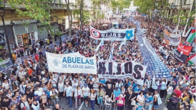 Masiva movilización a Plaza de Mayo por los 50 años del golpe: las organizaciones de DDHH leyeron un documento con críticas al Gobierno