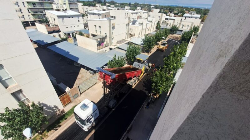 El plan de asfalto municipal llegó al barrio Procrear