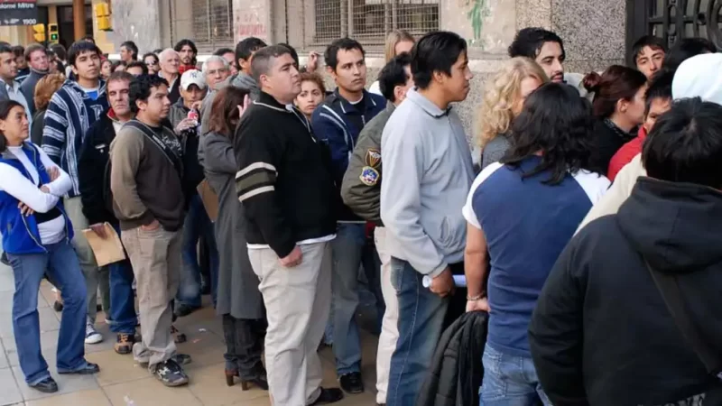 El empleo registrado se desplomó y ya hay casi 41.000 puestos menos en un año