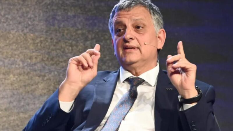 El presidente de YPF afirmó que “no va a haber cimbronazos” en el precio de los combustibles»