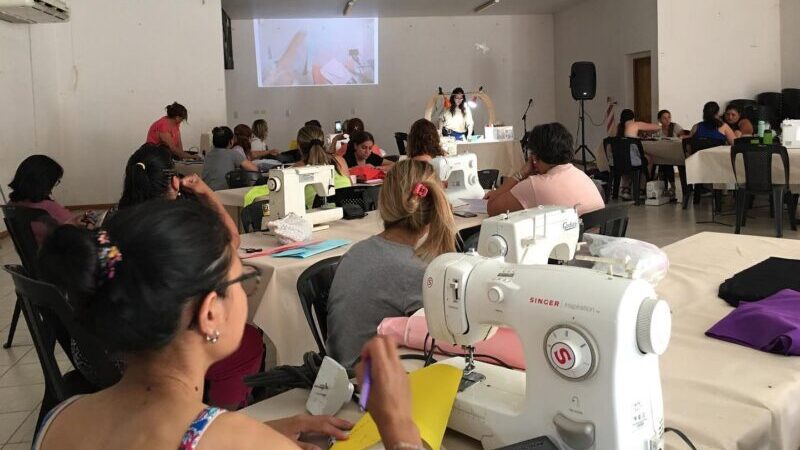 El Polo Textil municipal lanzó más de 15 nuevos talleres en ciudad y distritos