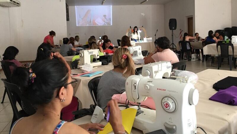 El Polo Textil municipal lanzó más de 15 nuevos talleres en ciudad y distritos