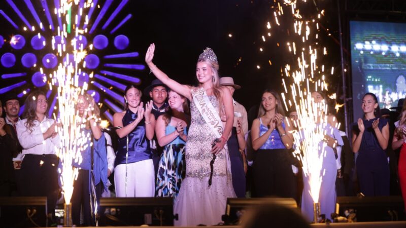 En una multitudinaria caravana, San Rafael recibió a su reina Azul Antolinez