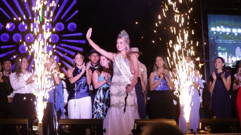 En una multitudinaria caravana, San Rafael recibió a su reina Azul Antolinez