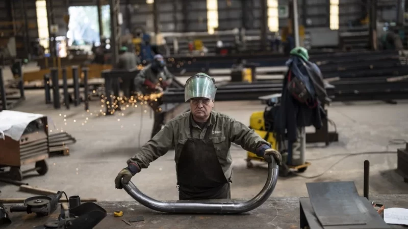 La industria metalúrgica cayó 10 puntos en febrero y la capacidad instalada está al 40%