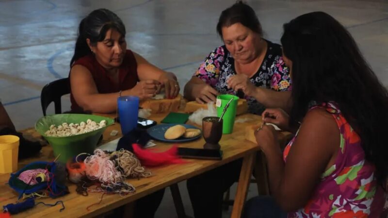 Solidaridad y compromiso comunitario: aprendió a hacer fieltro con el municipio y ahora le enseña a sus vecinas de El Sosneado