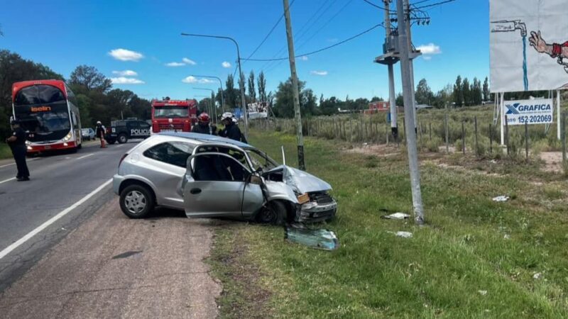 Lesionados luego de chocar contra un poste de luz