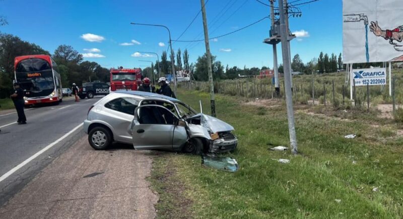 Lesionados luego de chocar contra un poste de luz
