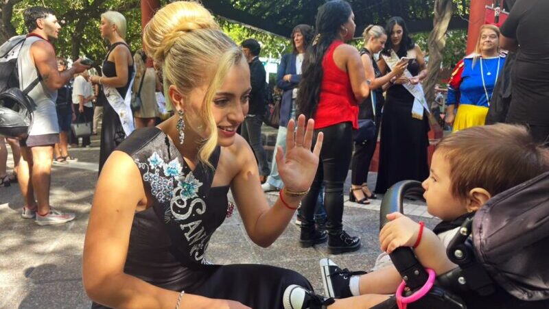 Reinas de todo corazón: Azul Antolinez acompaña al asilo Hogar las Mercedes