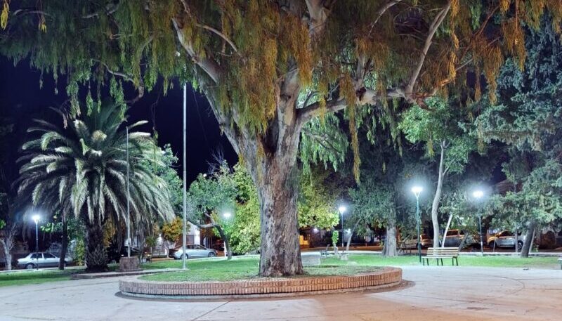 Con más de 30 equipos el municipio dotó de iluminación la plaza Bufano