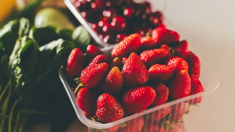 Los «Doce Alimentos Más Contaminados» de 2026: casi todos dieron positivo a pesticidas, incluso «químicos eternos»