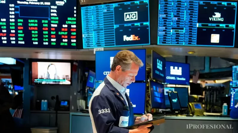Las acciones argentinas en Wall Street bajan casi 15%: qué pasa con el dólar y el riesgo país