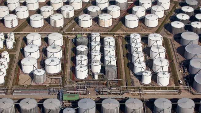 La AIE liberará la mayor cantidad de petróleo en reserva de la historia para evitar un colapso económico