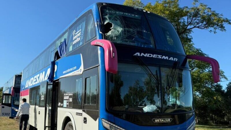 Casí una tragedia, colectivo impactó con un poste de punta, cargado en un camión. Una persona lesionada