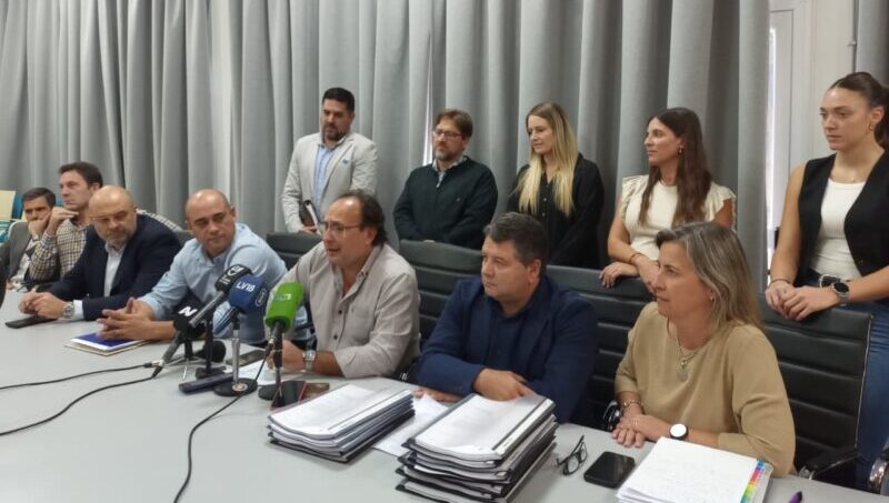 Funcionarios, legisladores y concejales municipales le respondieron a Cornejo