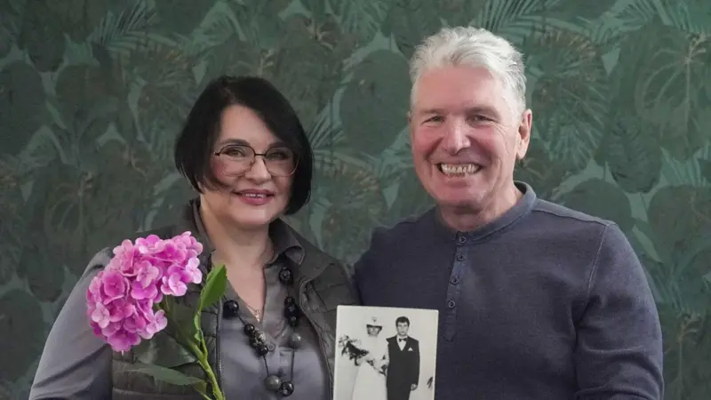 «Tuve que huir descalza con mi vestido de novia»: el traumático recuerdo de la última boda en Chernóbil a 40 años del accidente nuclear