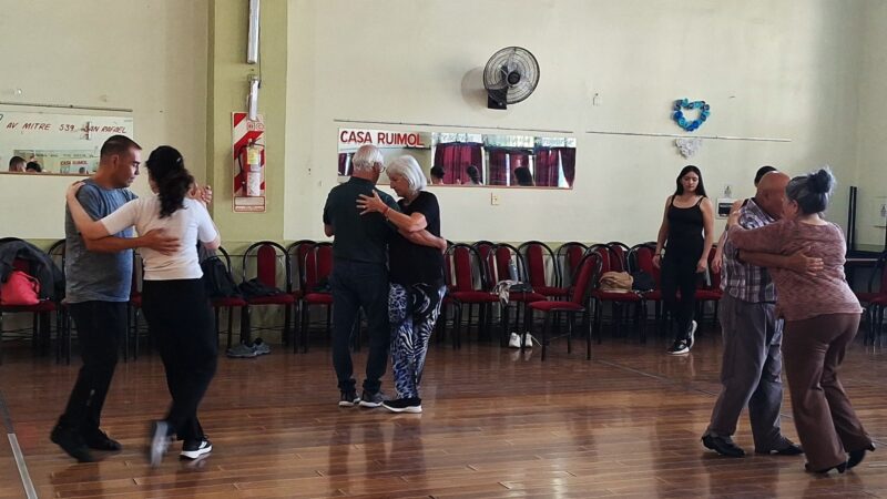 Comenzaron las clases de tango en las academias municipales