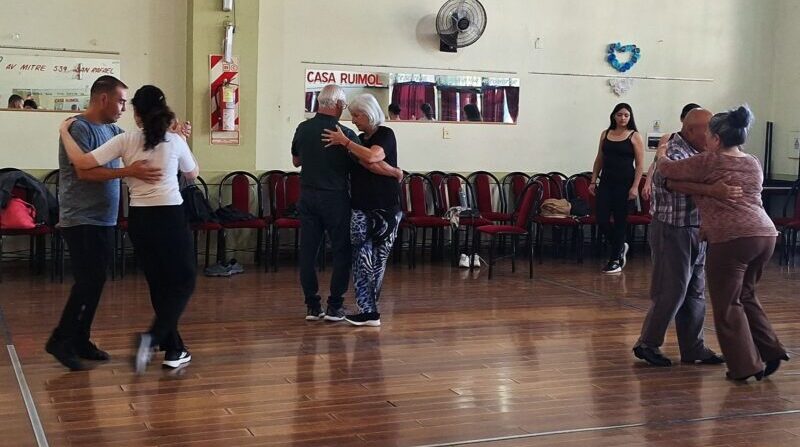 Comenzaron las clases de tango en las academias municipales