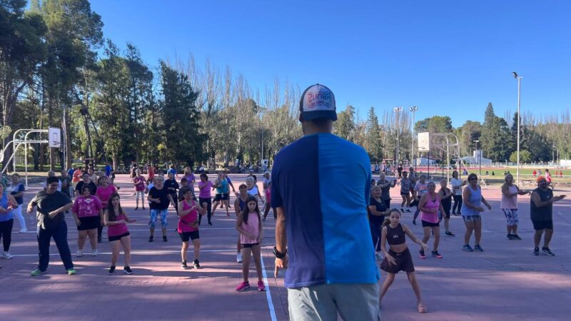 A puro ritmo iniciaron las clases gratuitas de zumba en el Poli 1
