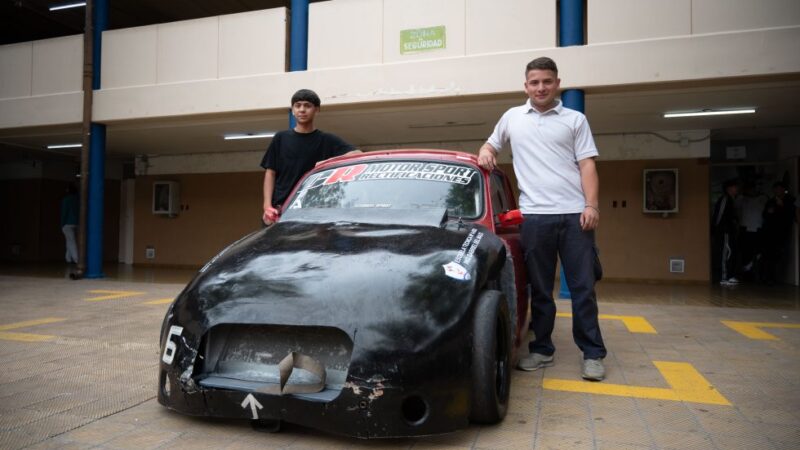 Estudiantes prepararon un auto para correr en competencias automovilísticas