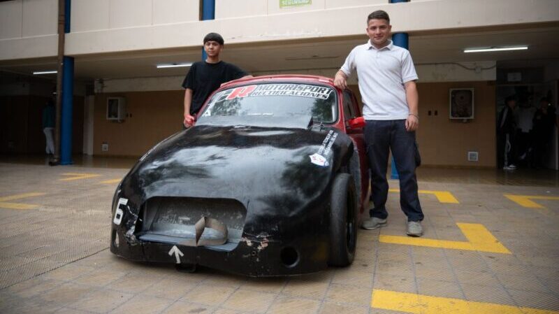 Estudiantes prepararon un auto para correr en competencias automovilísticas