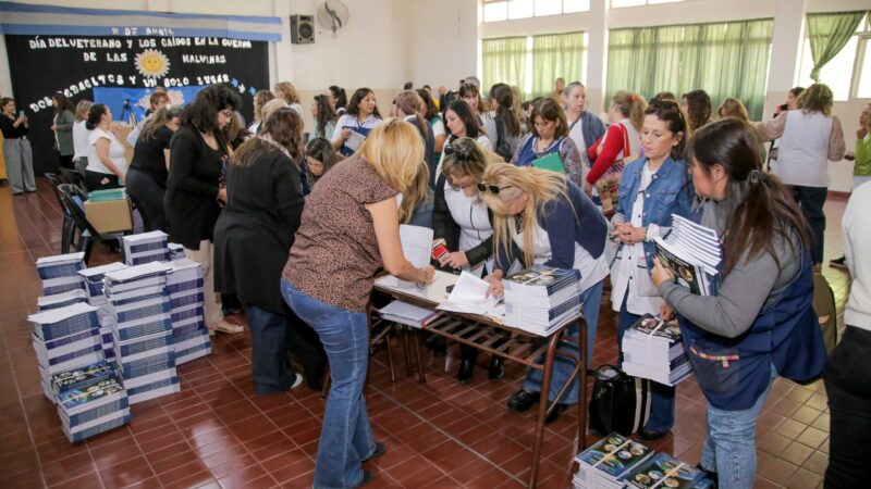 Escuelas de niveles Inicial y Primario de San Rafael recibieron los libros Klofky 1 y 2