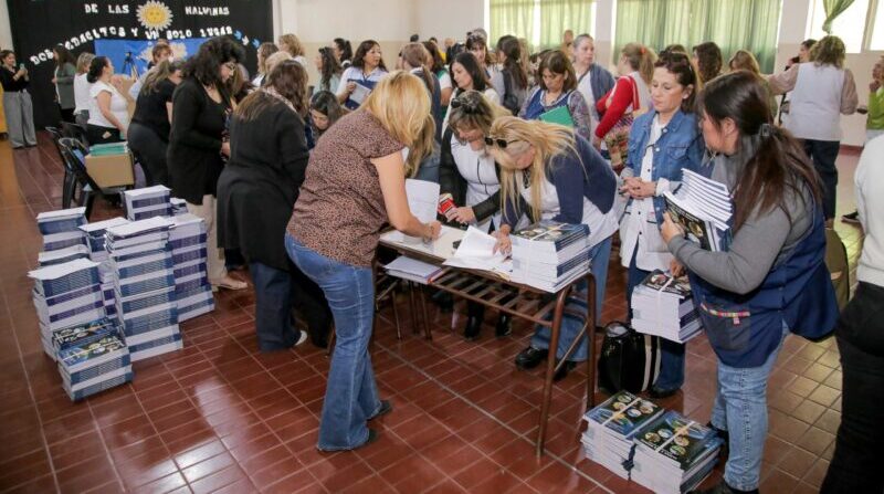 Escuelas de niveles Inicial y Primario de San Rafael recibieron los libros Klofky 1 y 2