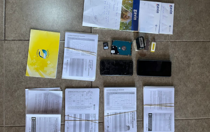 Certificados de vacunación sin dosis: allanaron un centro de salud por maniobras para cobrar beneficios del Estado