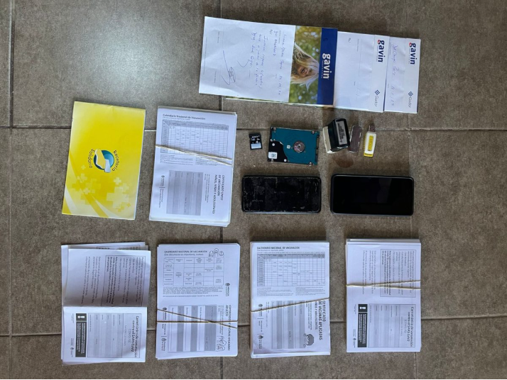 Certificados de vacunación sin dosis: allanaron un centro de salud por maniobras para cobrar beneficios del Estado