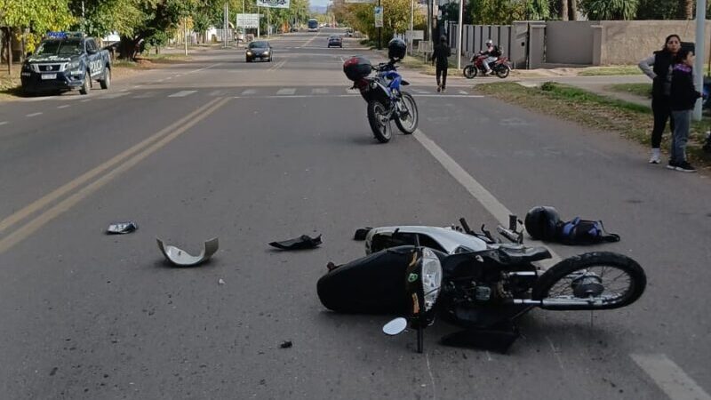 Motociclistas lesionados luego de un choque