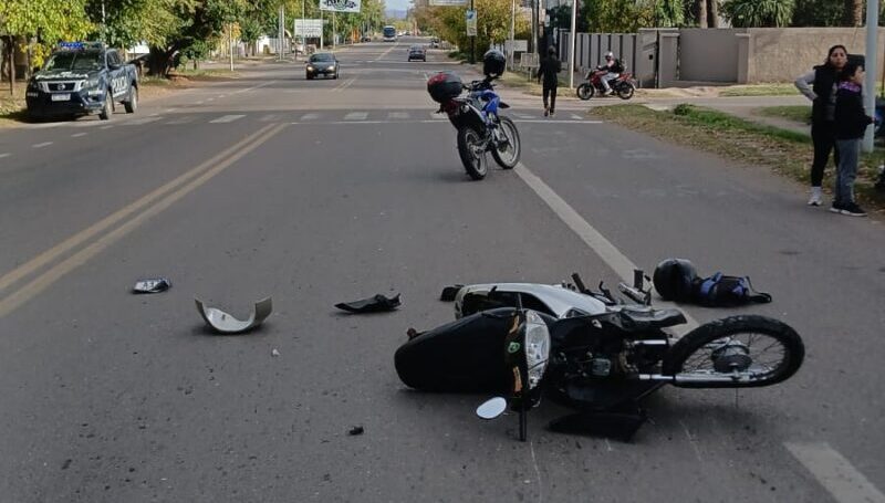 Motociclistas lesionados luego de un choque