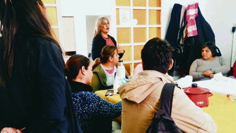 Pausa y encuentro lanza su taller de tejido solidario para asistir a familias en invierno