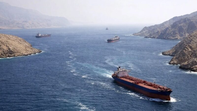 Irán anunció la reapertura del estrecho de Ormuz y el precio del petróleo retrocede más de 10%