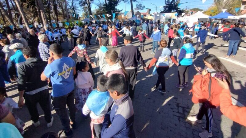 Un domingo bien celeste y blanco: Día de la escarapela, folklore y ensayo del Pericón en Plaza Francia