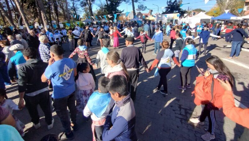 Un domingo bien celeste y blanco: Día de la escarapela, folklore y ensayo del Pericón en Plaza Francia