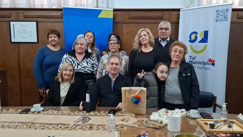Omar Félix recibió a las abuelas emprendedoras