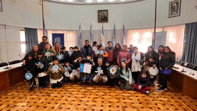 Alumnos de la escuela IRIS visitaron el HCD en el Día de la Escarapela