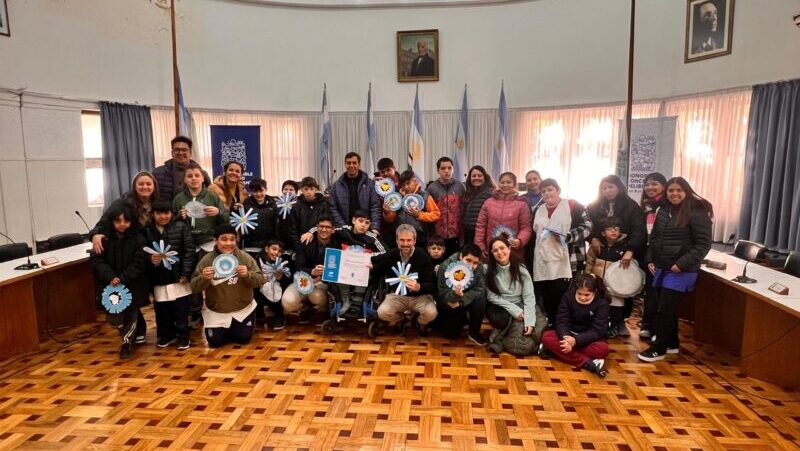 Alumnos de la escuela IRIS visitaron el HCD en el Día de la Escarapela