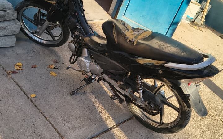 Lo atraparon con un a moto robada
