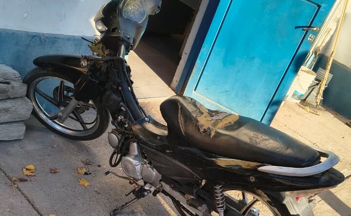 Lo atraparon con un a moto robada