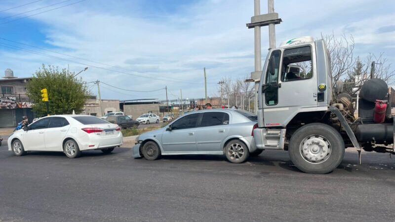 Triple choque con un menor herido