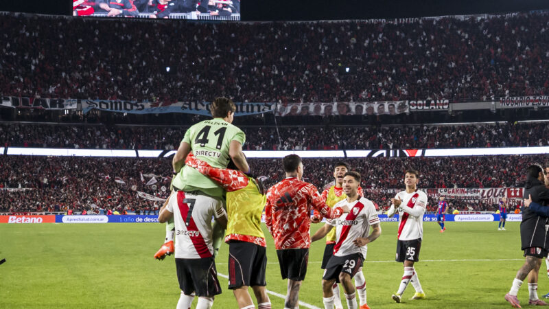River se salvó del papelón, le ganó por penales un partido inolvidable a San Lorenzo y pasó a Cuartos de Final