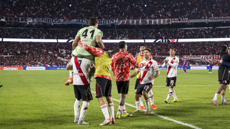 River se salvó del papelón, le ganó por penales un partido inolvidable a San Lorenzo y pasó a Cuartos de Final