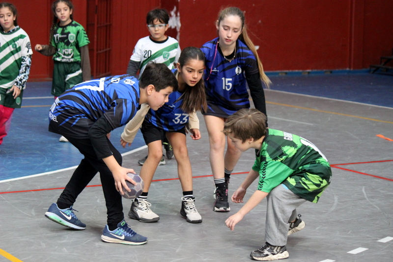 Cientos de chicos se sumaron a los encuentros de Mini Handball y Mini Vóley