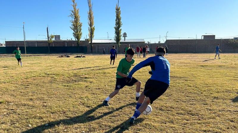 El Poli 2 recibe más de un centenar de jóvenes de secundaria en la primera fecha del torneo Jonatán Pérez