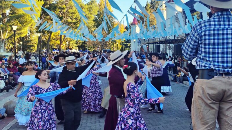 Festejamos el Día de la Escarapela y ensayamos todos juntos de cara al Pericón de la Villa