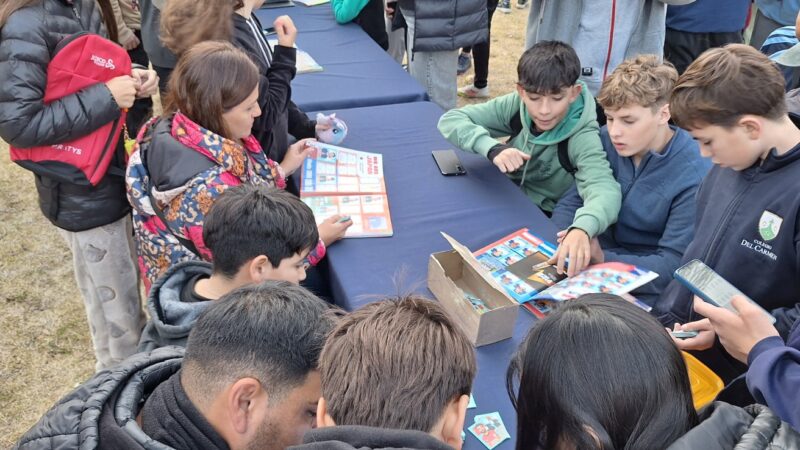 Cientos de chicos y grandes se sumaron al intercambio de figuritas mundialistas en San Rafael