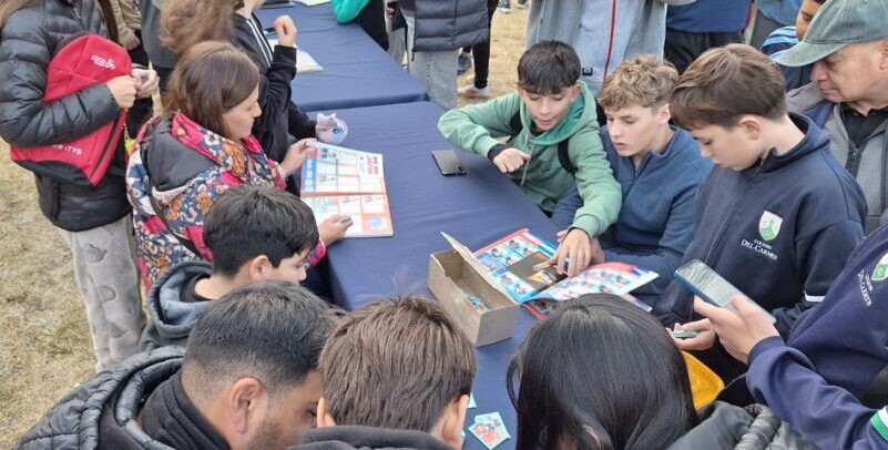 Cientos de chicos y grandes se sumaron al intercambio de figuritas mundialistas en San Rafael