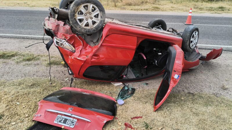 Una joven resultó lesionada tras el vuelco de un automóvil