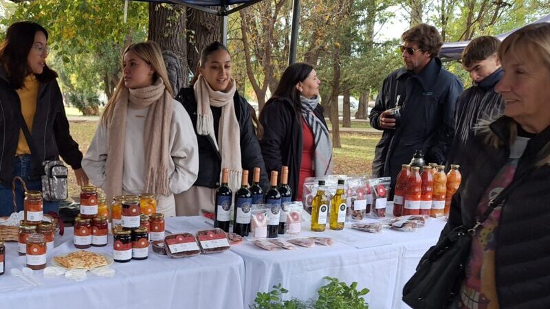 Las escuelas técnicas agropecuarias vendieron sus productos junto a la Feria Franca